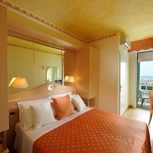Zimmer mit Kingsize-Bett